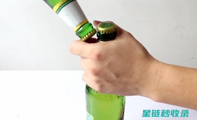 瓶盖开启技巧大揭秘：轻松开瓶不再难 (瓶盖开启技巧视频)