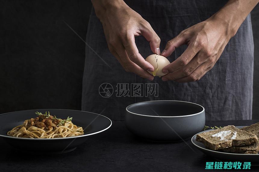 快速剥鸡蛋？这些小窍门不容错过！ (如何快速剥鸡蛋)