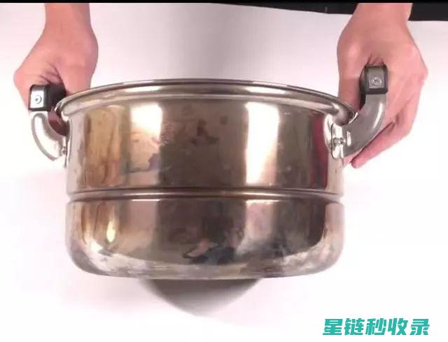 锅底烧焦？这个方法能让你的厨房焕然一新，轻松清洁！ (锅底烧焦怎么办)