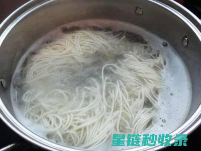煮面不粘连？这个方法让你事半功倍 (煮面不粘连的最简单三个方法)