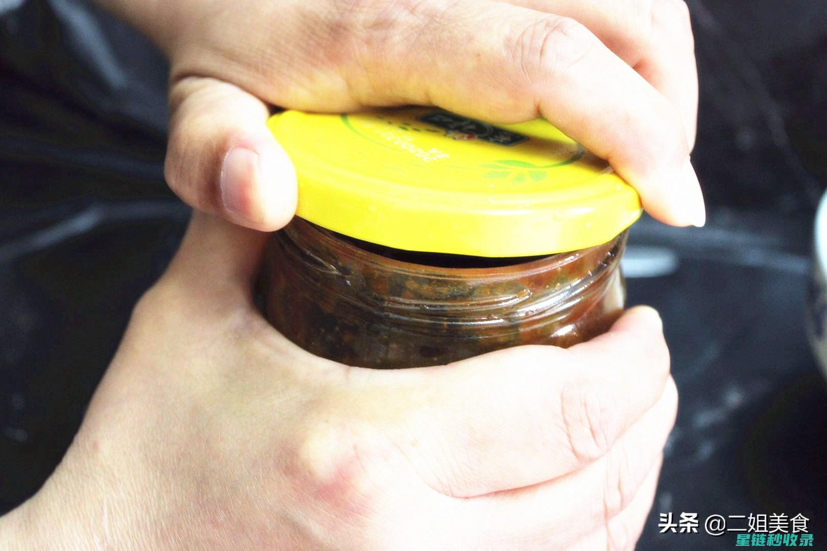 开罐头时不小心把罐头倒翻了，还能用吗？ (开罐头时不小心喝水了)