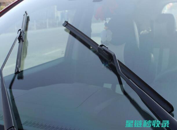 雨刮器上有了污垢？看这里，教你清洁！ (雨刮器上有了一层膜)
